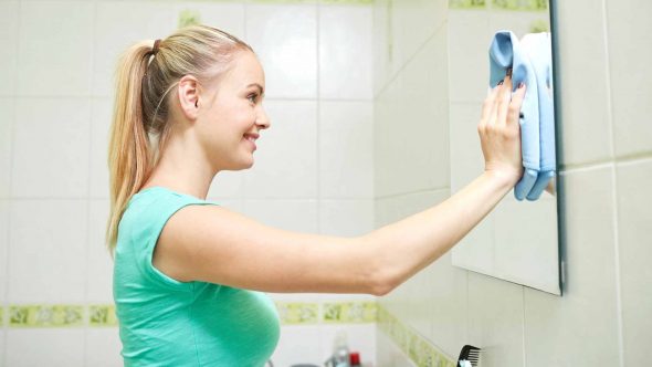 Lavo lo specchio del bagno
