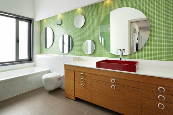 bagno con specchio