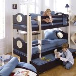 Letto a castello in legno per bambini con spazio extra estraibile