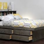 Letto alto in legno con cassetti contenitore
