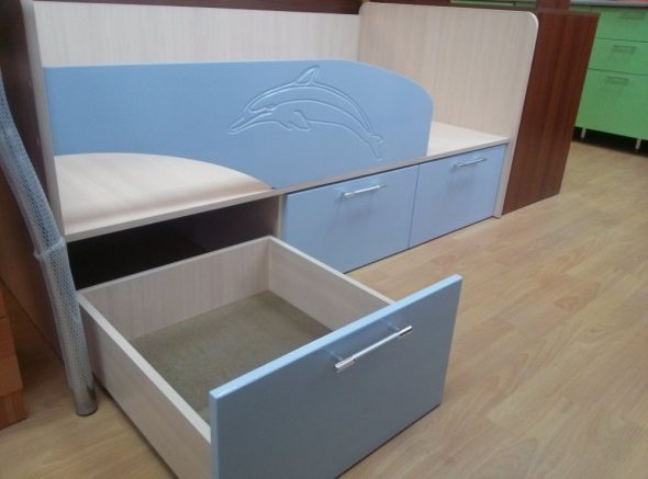 Letto per bambini a forma di delfino con cassetti