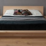 Letto matrimoniale su podio
