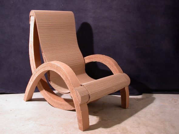 sedia di cartone con figure
