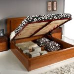 Un letto elegante con un ampio contenitore per la biancheria e un meccanismo di sollevamento