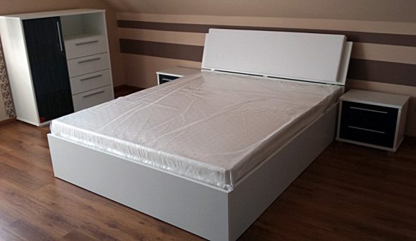 Letto in truciolato bianco