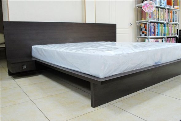 Letto in truciolato scuro