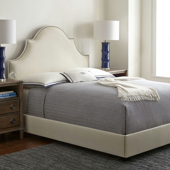 Letto con testiera dalla forma originale
