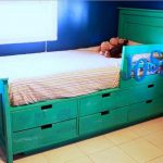 Letto con cassetti per riporre oggetti domestici