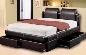Letto con cassetti contenitore in camera da letto