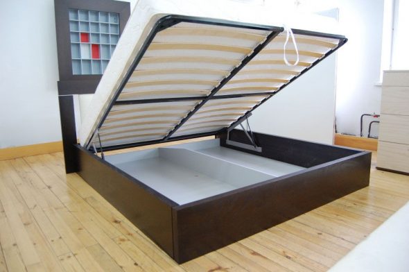 Letto con meccanismo di sollevamento per camera da letto