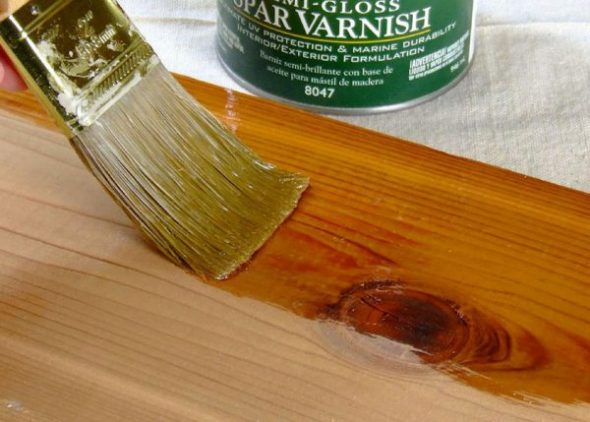 Verniciatura del pavimento con pennello