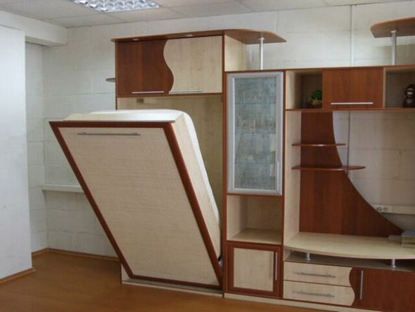 Meccanismo di sollevamento del letto con ammortizzatore aggiuntivo