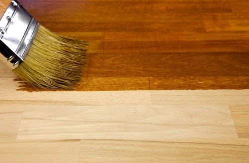 La presenza di caratteristiche consente l'utilizzo della vernice non solo per i mobili, ma anche per il parquet