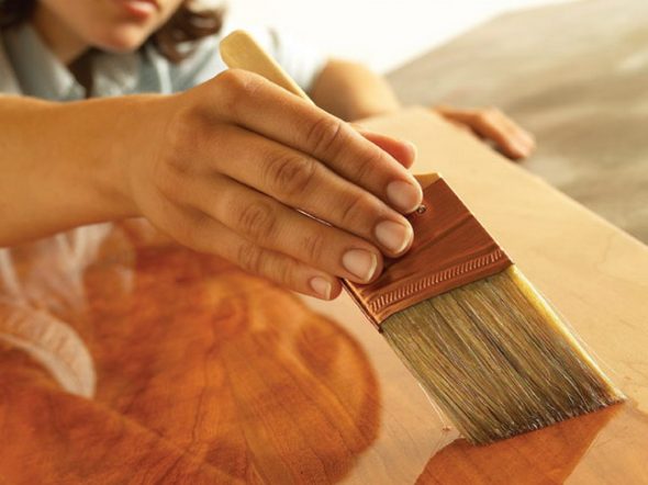Applicazione della vernice al legno