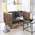 Divanetto realizzato con tre pallet da costruzione