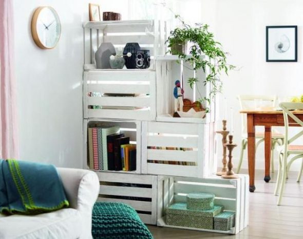 Grande scaffalatura realizzata con cassette di frutta e verdura dipinte