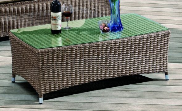 Intrecciare un tavolo in rattan artificiale