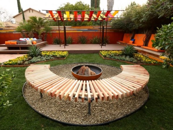 I mobili in legno opportunamente selezionati si inseriscono organicamente nel design del sito