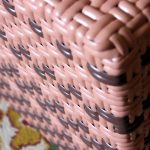 Un esempio di come intrecciare un comodino con le tue mani