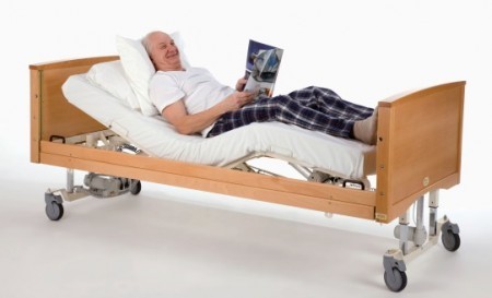 L'azionamento del letto può essere meccanico o elettrico.