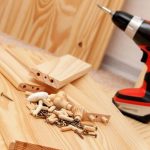 Lavori di montaggio fai da te della cucina con pannelli per mobili