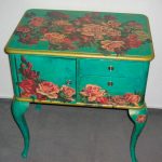 Puoi restaurare vecchi mobili con le tue mani usando la tecnica del decoupage
