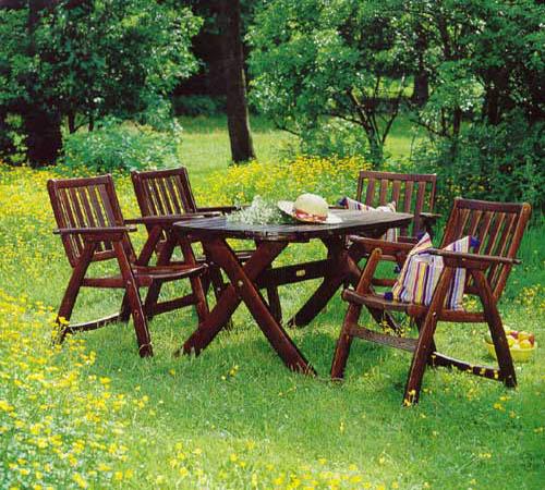 Foto di bellissimi mobili da giardino in legno