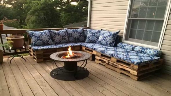 Divano da giardino in pallet di legno con le tue mani