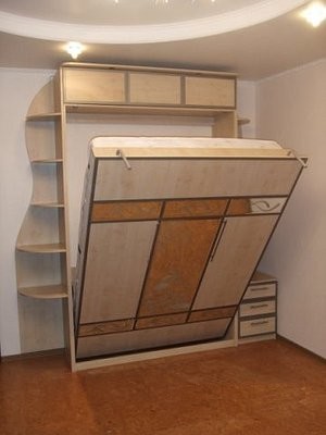 Letto guardaroba con meccanismo di sollevamento