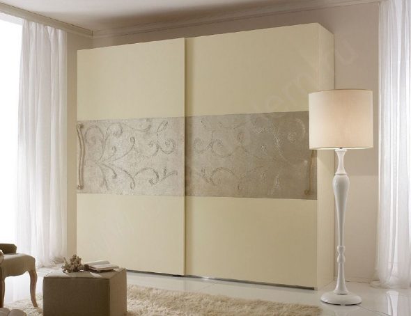Armadio scorrevole beige con sistema appendiabiti