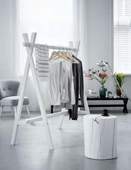 Elegante appendiabiti realizzato con travi dipinte di bianco