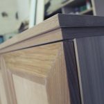 Il piano del tavolo è stato realizzato utilizzando assi di faggio incollate tra loro.