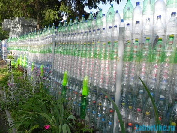 Recinzione fatta di bottiglie di plastica
