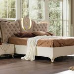 Camera da letto aristocratica con letto con testiera alta dalla forma insolita