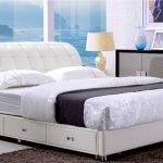 letto in pelle bianca