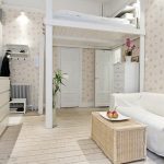 Letto a soppalco bianco nell'interno del soggiorno