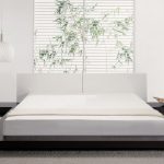 Letto bianco con testiera morbida