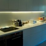 Cucina bianca con illuminazione a led