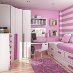 Strisce bianche e rosa per l'interno di una piccola camera da letto