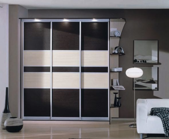 Armadio bianco e nero con illuminazione dall'alto