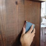 stiamo eseguendo il restauro dei mobili della cucina utilizzando l'impregnazione