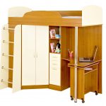 Letto a soppalco in legno con set di mobili