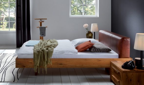 Letto in legno con testiera morbida