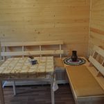 Fa bútorok puha ülésekkel egy vidéki házba