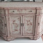 Cassettiera in legno decorata in stile provenzale