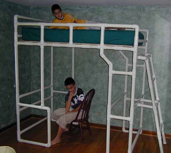 Letto per bambini realizzato con tubi in PVC