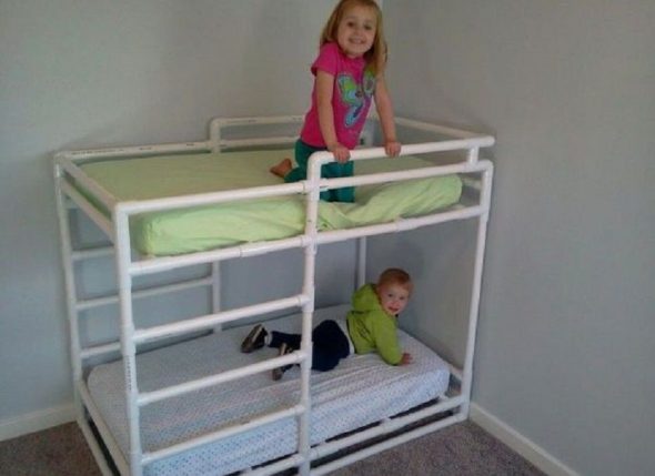 Letto per bambini realizzato con tubi in PVC