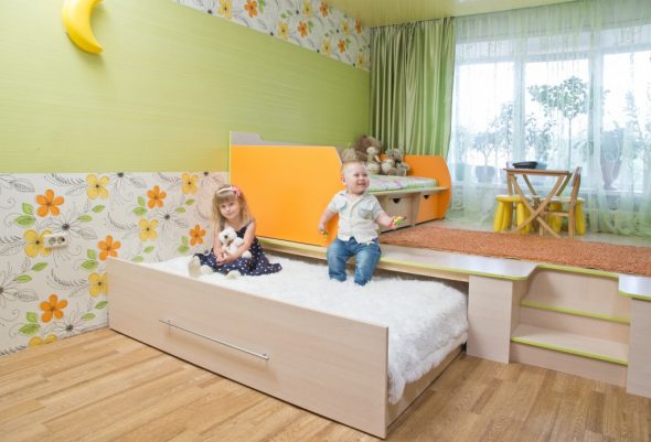 Letto a podio per bambini con spazio per i giochi