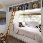 Letto per bambini in una nicchia vicino alla finestra