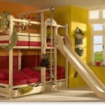 Parete attrezzata e letto a soppalco per bambini per giocare e dormire comodamente